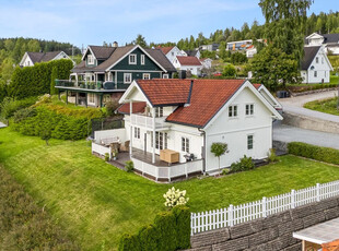 Flott familiebolig i populært område med dobbel garasje og godt opparbeidet uteområde.