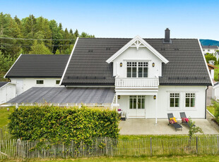 Flott, innholdsrik enebolig med solrik, usjenert hage og terrasse. Populær og barnevennlig beliggenhet. Dobbeltgarasje.