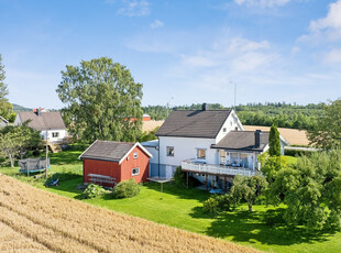 Innholdsrik enebolig med landlig & familievennlig beliggenhet | Frodig & velholdt hage | Garasje | Oppussingsbehov