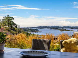 Lekker hjørneleilighet med egen inngang, og fantastisk sol- og utsiktsforhold. 2 (3) soverom- Garasje- Nydelig uteplass