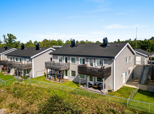 Lys, luftig og delikat 4-roms selveier med naturskjønn utsikt, romslig balkong, carport og boder. Barnevennlig, landlig.