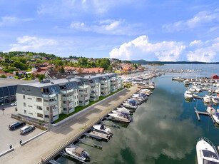 Lys og lekker 3-roms leilighet midt i smørøyet av Son sentrum! Overbygd balkong med utsikt til fjorden. Heis og garasje.