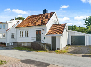 MALMØ- Oppusset, pen enebolig med terrasse og garasje. Stor, solrik tomt med hage og beplanting. Sentralt beliggende.