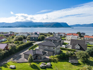 Meget pen enebolig|Flott og solrik tomt|Balkong og terrasse|Hagestue|Fin utsikt|Dobbel garasje|2 bad, 2 stuer, 4 soverom