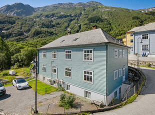 Odda/ Tokheim: Leilighet i andre etasje med fin utsikt! Nær Boliden.