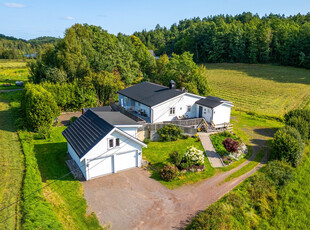 Pen enebolig med alt på en flate. Dobbelgarasje og fine uteplasser. Nyere kjøkken og bad. Landlig, idyllisk beliggenhet.