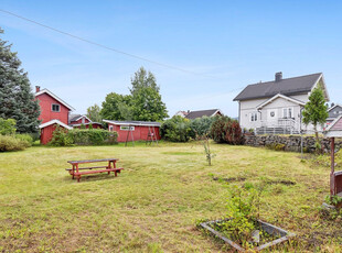 Sentralt beliggende enebolig | Carport | Stor, solrik terrasse og hage