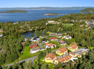 Son. Koselig 2 roms leilighet på Store Brevik. Garasje og solrik balkong.