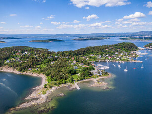 Særegen, arkitekttegnet enebolig i første rekke til fjorden - 4,55m takhøyde - 4 sov - 3 bad - Hybel med egen inngang!