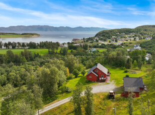 Talvik: Flott enebolig med nærmere 34 mål tomt I Garasje, anneks & sjøutsikt