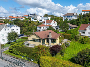 Velholdt og arkitekttegnet enebolig - Pent opparbeidet tomt/hage - Garasje