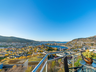 50+ |2 (3)-roms leilighet med storslått utsikt ved foten av Ulriken! Parkering i garasje | Noe oppussing må påregnes