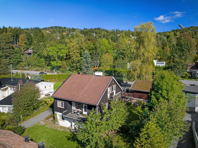 Ankerveien 100A - Enebolig med moderniseringsbehov. Garasje, gode solforhold og et attraktivt boligområde.