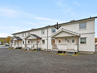 Attraktivt 4-roms rekkehus med garasje. 3 soverom, kjellerstue og stor terrasse. Nærhet til barnehage og skole.