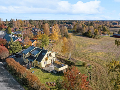 Enebolig o/2 plan | Utsyn mot landbruksarealer | Oppussingsobjekt med potensiale | Tak fra 2023 | 7 min til Ås sentrum!