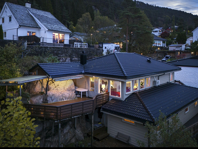 FYLLINGSDALEN - Enebolig med stor solrik terrasse, nydelig utsikt og garasje med elbillader