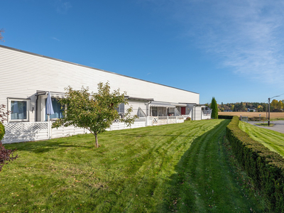 Lettstelt 3-roms seniorbolig med endebeliggenhet og carport. Ekstra takhøyde, varmepumpe og solrik terrasse med utebod.