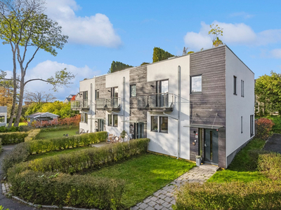 Moderne bolig i endrerekke med hage og 3 garasjeplasser. Takterrasse med sol fra morgen til kveld! Barnevennlig.