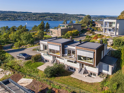 Moderne tomannsbolig nær sjø og strender. Flott utsikt. Optimale solforhold. 4 soverom. Carport - Takterrasse godkjent.