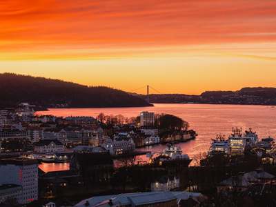 Perfekt 2-roms leilighet med fantastisk utsikt over Bergen By og Byfjorden. 7,2m² balkong med de beste solforhold.