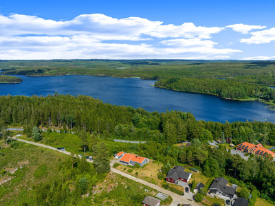 Romslig enebolig på stor tomt med flott utsikt og gode solforhold - Gangavstand til badeplass i Ørsjøen !