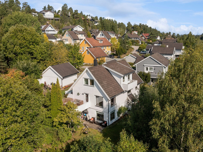 Romslig og pen enebolig beliggende innerst i blindvei | Hage og fine uteplasser | Stor utleiedel med gode leieinntekter!