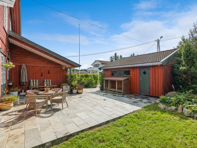 Stor enebolig (tidligere generasjonsbolig) Flat, skjermet og solrik tomt. Dobbel garasje.