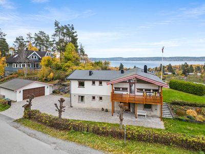 Stor og familievennlig enebolig med dobbelgarasje og flott utsikt mot Oslofjorden i et attraktivt og barnevennlig område