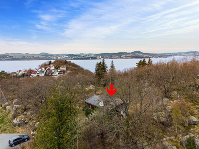 Stor tomt - Rivningsobjekt | Gandsfjord utsikt | Solrikt | Meget naturskjønne omgivelser med skogen som nabo