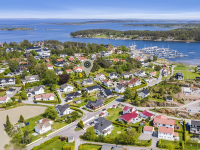 Tiltalende enebolig m/bl.a. 2 stuer og 3 soverom | Innerst i blindvei m/kort vei til strand og båthavn | Ingen boplikt