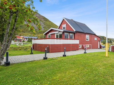 Vannøya - Enebolig beliggende i idylliske omgivelser med et flott opparbeidet uteområde. Stor dobbelgarasje.