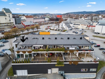 Fin 3-roms terrasseleilighet med romslig terrasse | Heis | mulighet for leie av parkeringsplass i kjeller