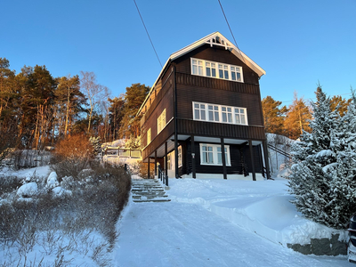 3-Roms selveierleilighet. Oppussingsobjekt i naturskjønne omgivelser med sti rett inn i Kongeskogen.