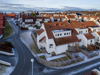 Andelsrekkehus over to plan, god planløsning med romslig følelse| Fast parkering i lukket anlegg| Beliggende på Hundvåg