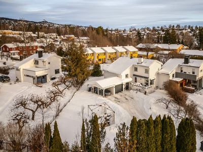 Attraktiv enebolig i kjede. Stor og solrik tomt. 3 stuer og 5 soverom. Innerst i blindvei. Garasje og carport