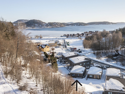 Enebolig i rekke(2022) beliggende svært barnevennlig! - 3 sov / 2 bad / Garasje. Vannbåren varme. Kort vei til sjøen!