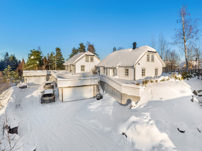 Enebolig med fin beliggenhet. Huset har gode solforhold, hage og dobbelt garasje. Noe moderniseringsbehov.