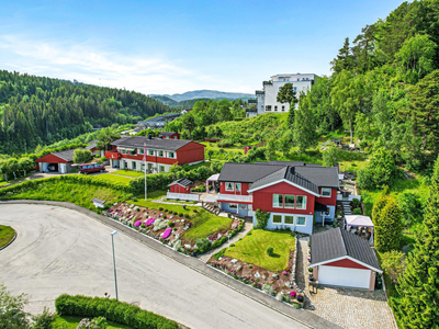 FLOTT OG INNHOLDSRIK ENEBOLIG I BLINDVEI. Solfylte uteområder med fantastisk utsikt. Dobbelgarasje. Gode leieinntekter.