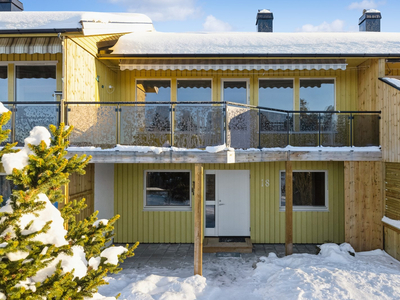 Innholdsrik bolig med praktisk planløsning | 3 gode soverom | Balkong og terrasse | Parkering i garasje |