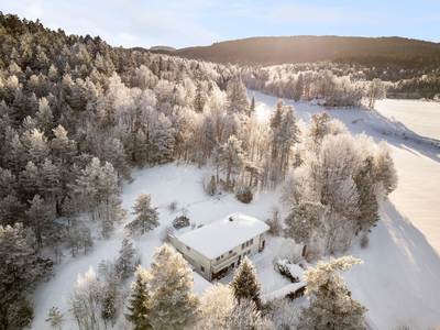 Innholdsrik familiebolig med separat leilighet. Dobbel garasje. Flott beliggenhet i landlige og naturskjønne omgivelser.