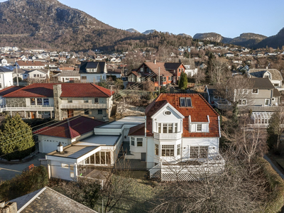 Jørpeland - Herskapelig villa like utenfor sentrum, med flott og skjermet hage, stor garasje og vinterstue!