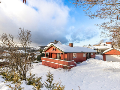 Konnerud - Familiebolig med dobbeltgarasje, behov for oppussing, barnevennlig, hage og nærhet til Konnerud sentrum