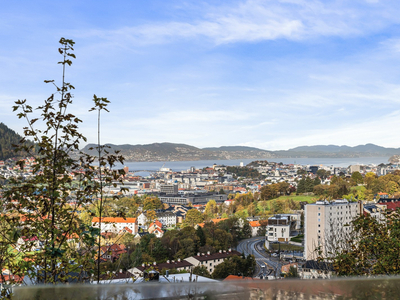 Landås | Flott tomannsbolig med utleiedel i populære Kolstien! Nydelig utsikt, fantastiske solforhold og god standard!