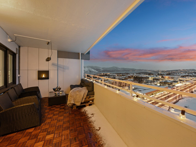 Leilighet med fantastisk utsikt fra 13.etasje | Stor balkong med gode solforhold| God planløsning | Nytt bad 2023