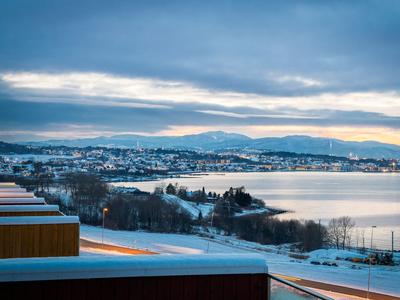 Lekkert og påkostet rekkehus fra -21. Panorama over fjorden. Tre terrasser med formidable solforhold. P-kjeller m/lader.