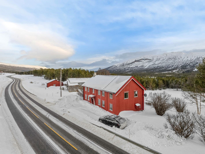 LESJAVERK - Romslig bolighus fint beliggende ca. 900 meter sør/øst for Lesjaverk sentrum i Lesja kommune.