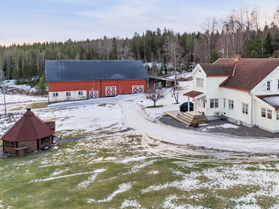 Pent gårdsbruk i Kongsvinger ca. 20 km fra sentrum med fin utsikt over sjøen Nuggurn