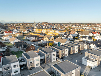 Påkostet lekker funkisbolig m/4 soverom - Carport - 2 hagestuer - 2 delikate bad - Sentral beliggenhet