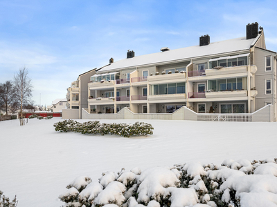 Romslig leilighet m/3 soverom, utsikt og gode solforhold. Heis og parkering i lukket anlegg.