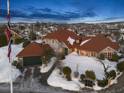 Sjeldent flott arkitekttegnet enebolig på toppen av Sillåsen | Fantastisk utsikt over Sandefjord by | Bergvarme.